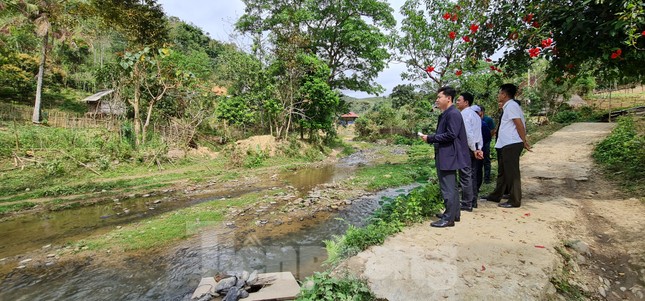 Ước mơ nhịp cầu nâng bước chân em vượt lũ đến trường ảnh 4