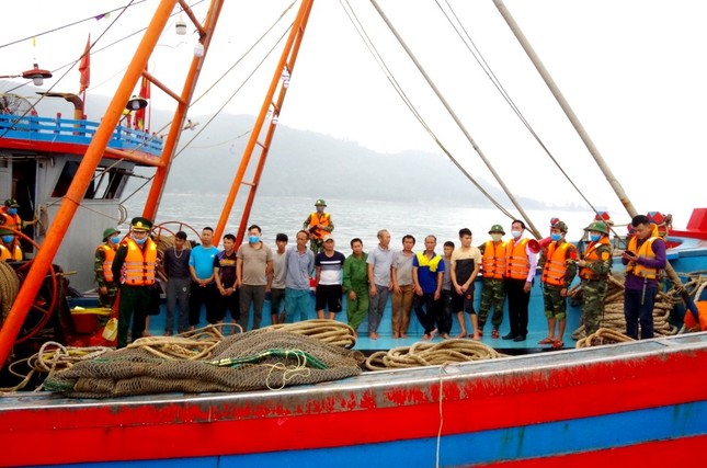 Nổ súng, truy đuổi hai tàu khai thác trái phép hải sản trên biển như phim hành động ảnh 1