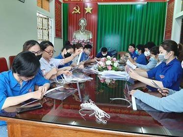 Đoàn thanh niên Bệnh viện làm kính chắn giọt bắn chống dịch COVID-19 ảnh 2