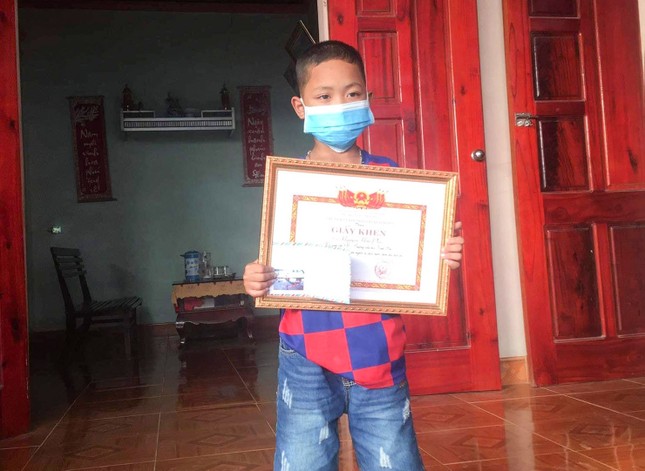 Tặng giấy khen cho cậu bé 8 tuổi cứu 2 em nhỏ thoát đuối nước ảnh 1