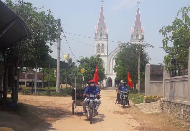 Thanh niên tình nguyện 'cõng loa' đến từng thôn xóm tuyên truyền phòng COVID-19 ảnh 4