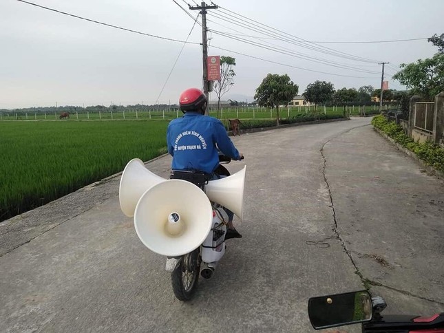 Thanh niên tình nguyện 'cõng loa' đến từng thôn xóm tuyên truyền phòng COVID-19 ảnh 3