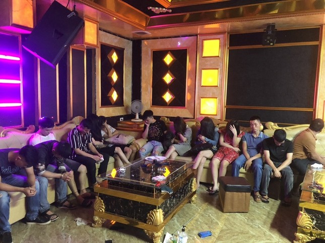 Bắt 13 đối tượng nam nữ sử dụng ma túy trong quán karaoke ảnh 1