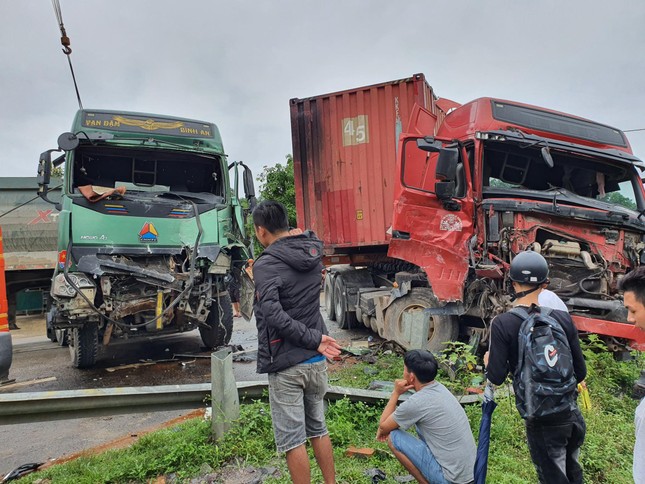 Xe tải và container nát bét sau va chạm, hai tài xế may mắn thoát nạn ảnh 1