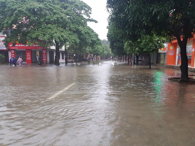 Mưa như trút, thành Vinh ‘thất thủ’ ảnh 1