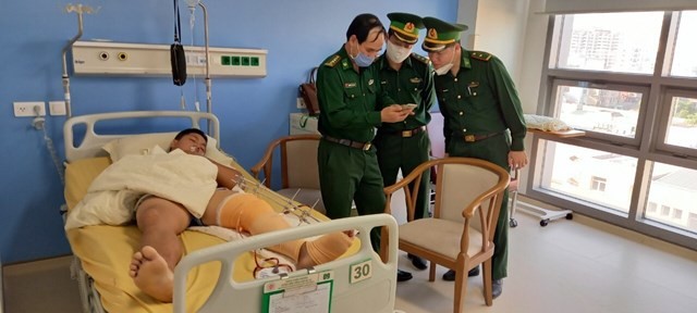Nổ súng bắt nhóm người đưa ma túy qua biên giới, một trung úy bị thương ảnh 2