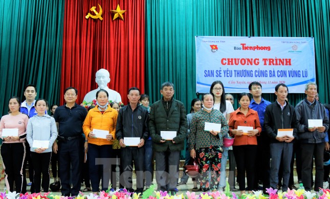 Trao 500 triệu hỗ trợ dân vùng lũ Hà Tĩnh ảnh 1