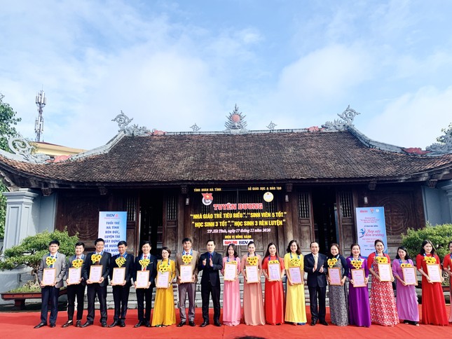Tuyên dương giáo viên trẻ, sinh viên, học sinh tiêu biểu ảnh 1