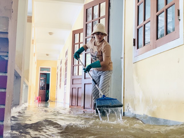 Những nữ giáo viên trắng đêm chống lũ: Chỉ mong bình yên bên tiếng cười của trẻ ảnh 2