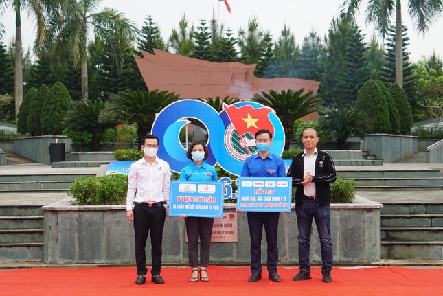 Trao 100 triệu giúp dân Hà Tĩnh sửa chữa trạm y tế sau lũ ảnh 1