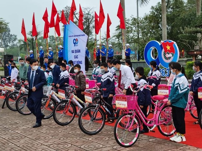 Trao 100 triệu giúp dân Hà Tĩnh sửa chữa trạm y tế sau lũ ảnh 2