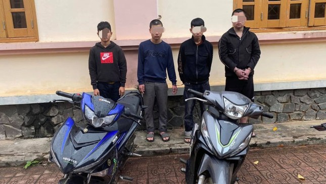 Nhóm thanh niên dùng gậy ba khúc đánh người đi đường, cưới tài sản ảnh 1
