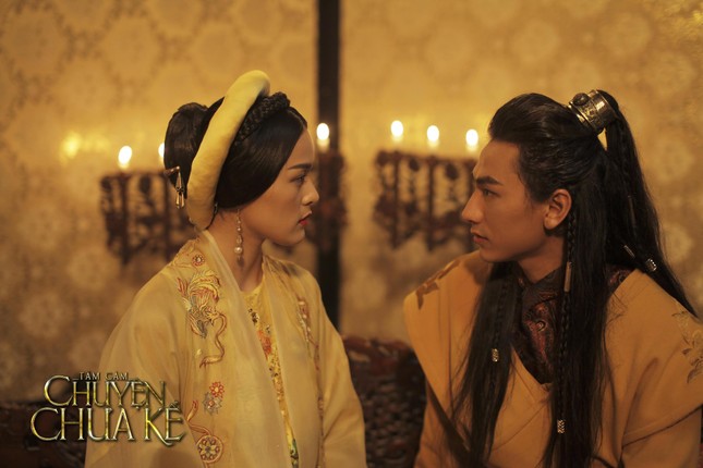 Hạ Vi dịu dàng nép sau Isaac trên poster Tấm Cám ảnh 1