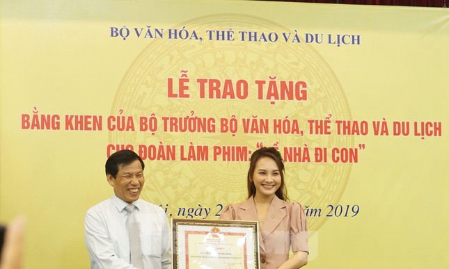 Bộ trưởng Văn hóa trao quà trung thu cho cu Bon-con của Thư 'Về nhà đi con' ảnh 8