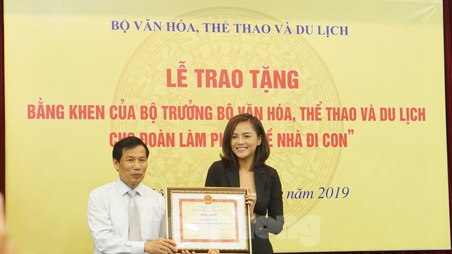 Bộ trưởng Văn hóa trao quà trung thu cho cu Bon-con của Thư 'Về nhà đi con' ảnh 7