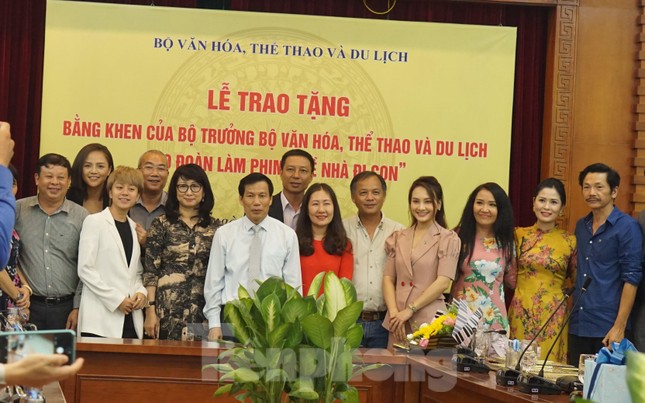 Bộ trưởng Văn hóa trao quà trung thu cho cu Bon-con của Thư 'Về nhà đi con' ảnh 1
