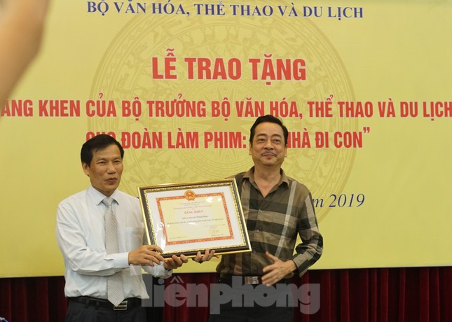 Bộ trưởng Văn hóa trao quà trung thu cho cu Bon-con của Thư 'Về nhà đi con' ảnh 5