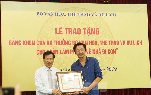 Bộ trưởng Văn hóa trao quà trung thu cho cu Bon-con của Thư 'Về nhà đi con' ảnh 6