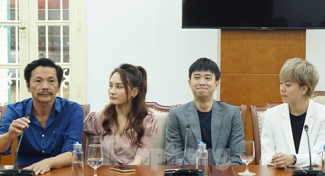 Bộ trưởng Văn hóa trao quà trung thu cho cu Bon-con của Thư 'Về nhà đi con' ảnh 2