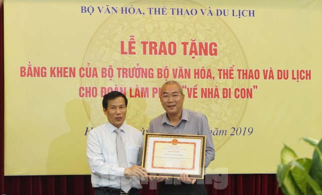 Bộ trưởng Văn hóa trao quà trung thu cho cu Bon-con của Thư 'Về nhà đi con' ảnh 4