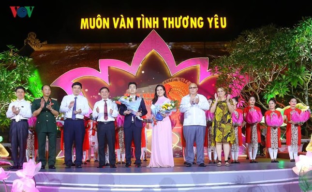 Xúc động chuyện về Bác ở cầu truyền hình ‘Muôn vàn tình thương yêu’ ảnh 4