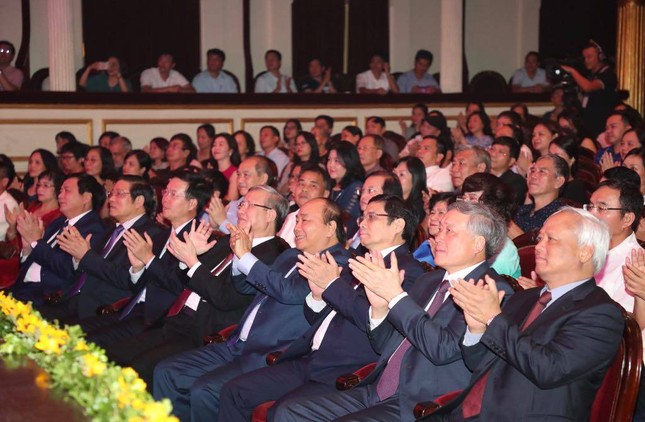 Thủ tướng dự chương trình nghệ thuật 'Lời Bác dặn trước lúc đi xa' ảnh 1