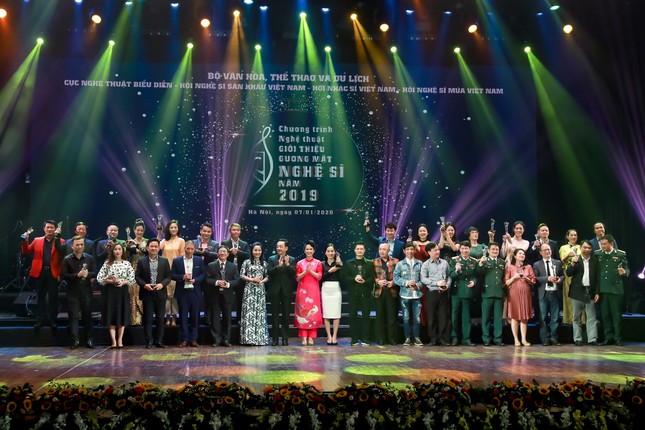 Công Lý, Xuân Bắc, Thu Quỳnh rạng rỡ trong đêm tôn vinh hơn 200 nghệ sỹ ảnh 2