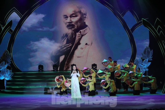 Dâng Người tiếng hát mùa xuân ảnh 5
