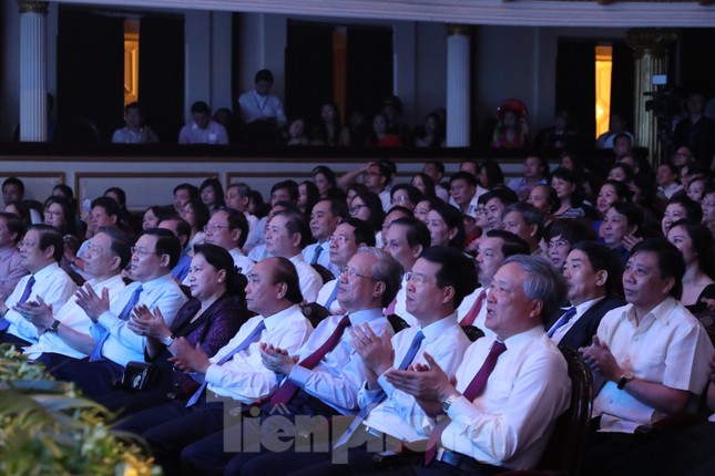 Dâng Người tiếng hát mùa xuân ảnh 1