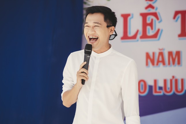 Fan áo trắng bao vây cựu ‘học sinh cá biệt’ Xuân Nghị ảnh 1