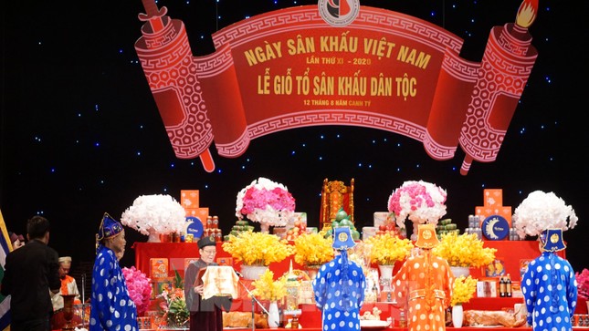 Nghệ sĩ hội ngộ Ngày giỗ tổ nghề sân khấu, NSND Tự Long hát chèo trình tổ ảnh 5