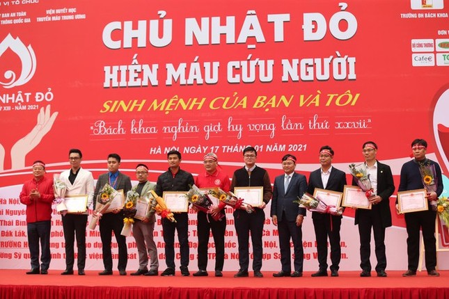 NSƯT Xuân Bắc khuấy động Chủ nhật Đỏ, nhận Bằng khen của Bộ Y tế ảnh 4