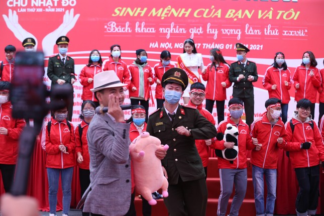NSƯT Xuân Bắc khuấy động Chủ nhật Đỏ, nhận Bằng khen của Bộ Y tế ảnh 9