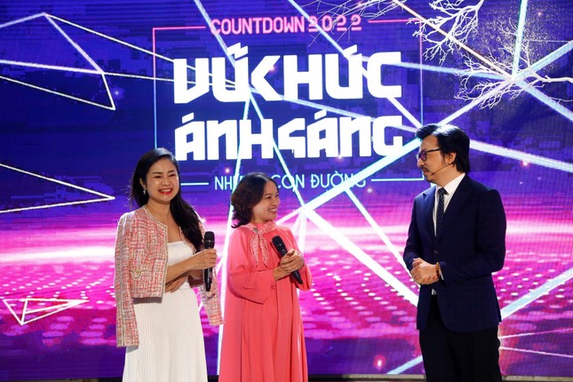 NSND Thu Hà, nghệ sĩ Tú Oanh xuất hiện trong ‘Vũ khúc ánh sáng- Countdown 2022' ảnh 1