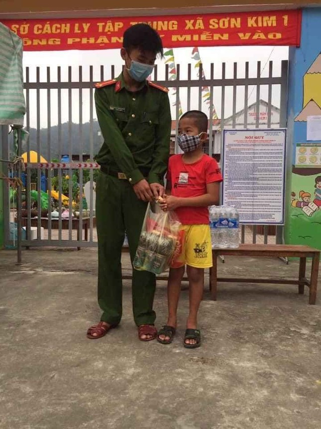 Giáo viên ủng hộ nửa tấn gạo, học sinh ủng hộ 'cả gia tài' chống dịch COVID-19 ảnh 4