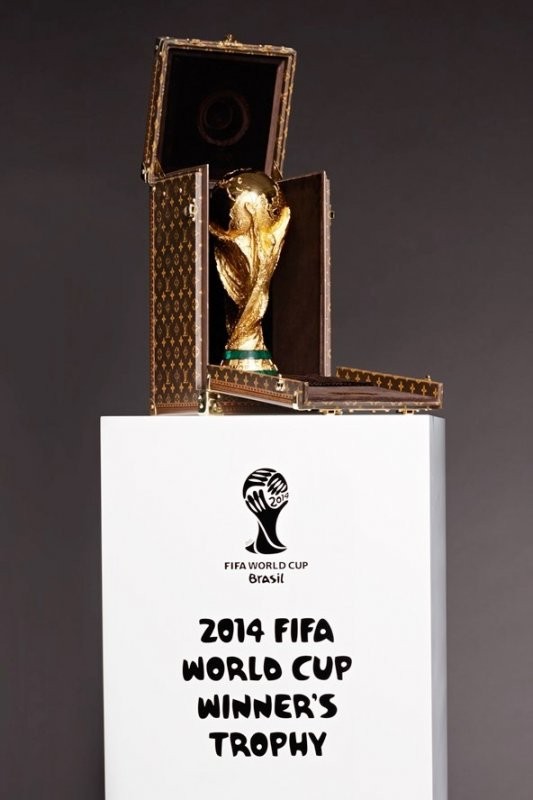 Nâng niu cúp vàng World Cup trong vòng tay siêu mẫu ảnh 2