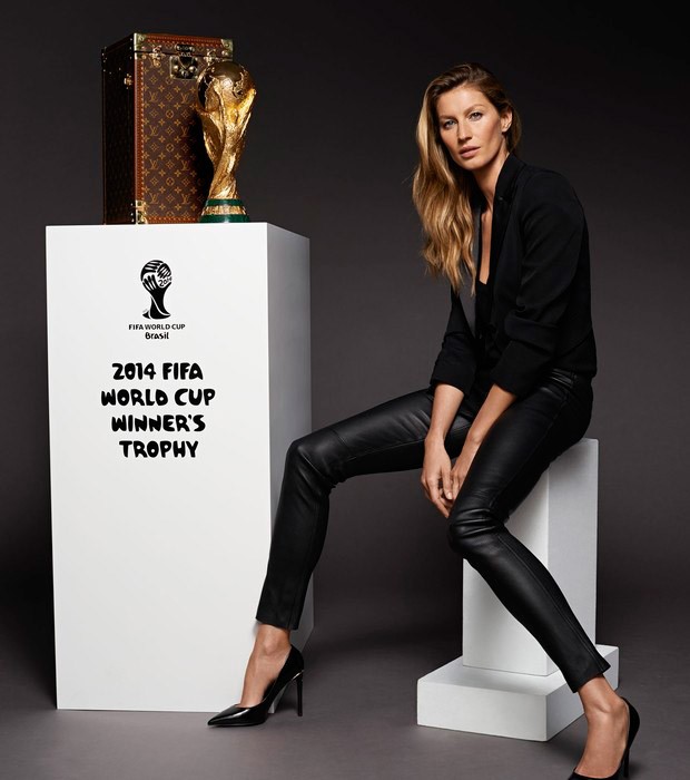 Nâng niu cúp vàng World Cup trong vòng tay siêu mẫu ảnh 1