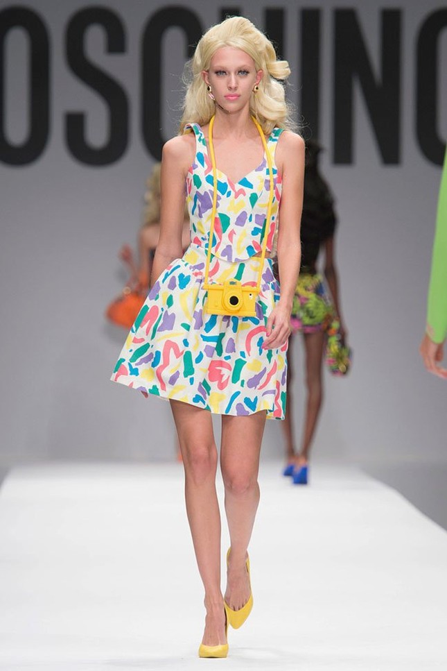 Moschino xuân hè 2015: Những cô búp bê Barbie rực rỡ ảnh 10