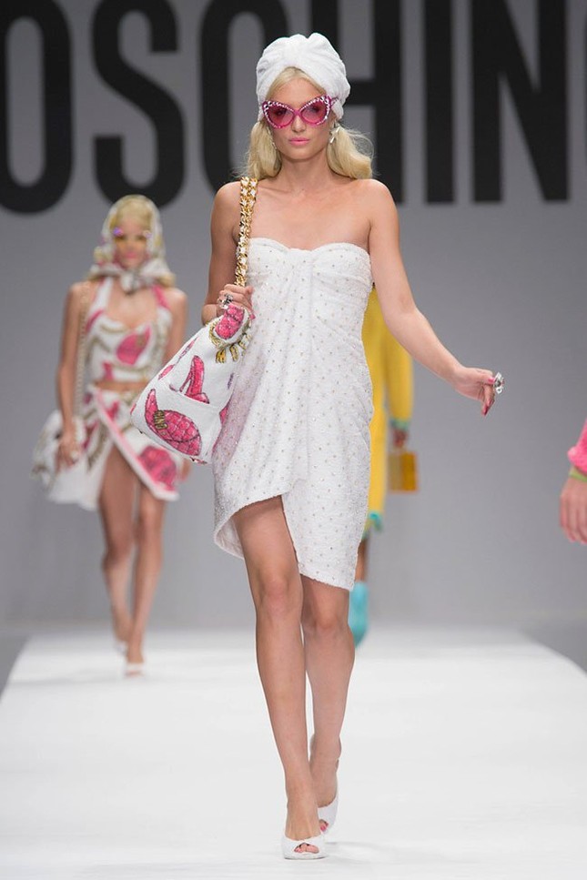 Moschino xuân hè 2015: Những cô búp bê Barbie rực rỡ ảnh 14