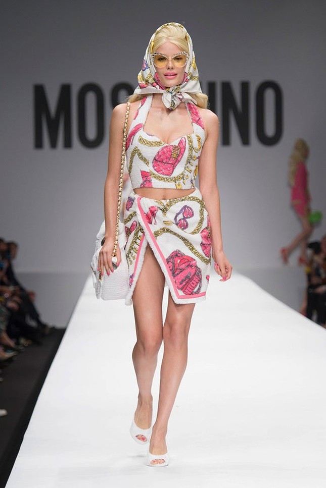 Moschino xuân hè 2015: Những cô búp bê Barbie rực rỡ ảnh 15