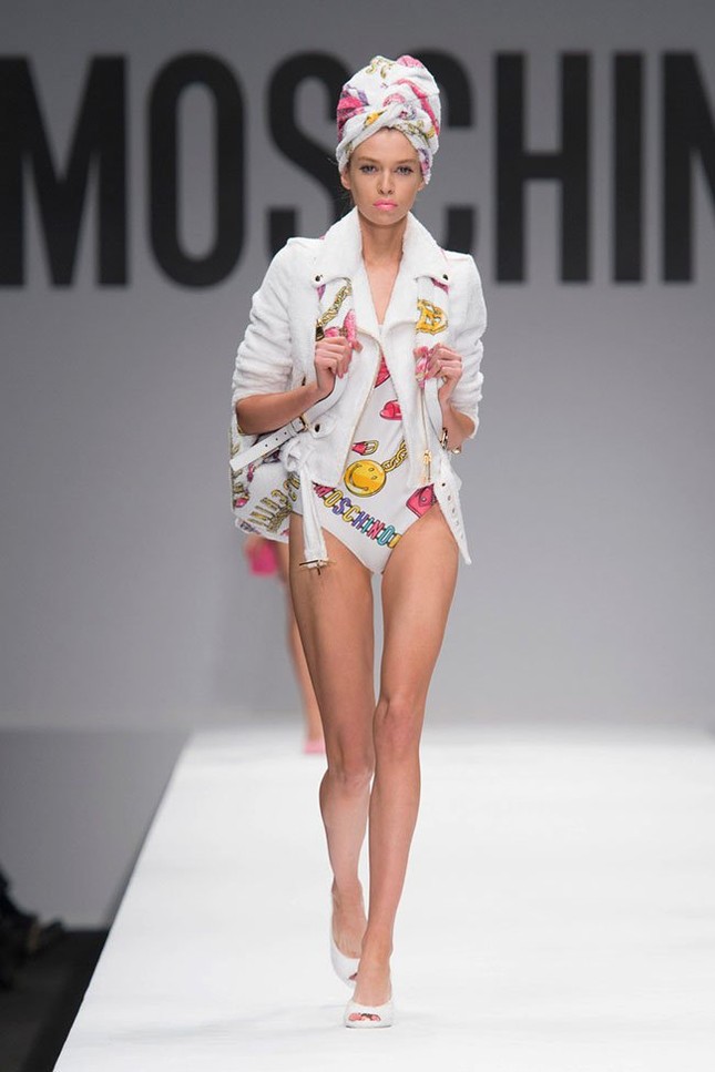 Moschino xuân hè 2015: Những cô búp bê Barbie rực rỡ ảnh 16