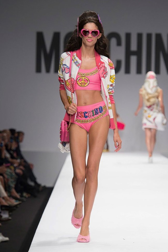 Moschino xuân hè 2015: Những cô búp bê Barbie rực rỡ ảnh 17