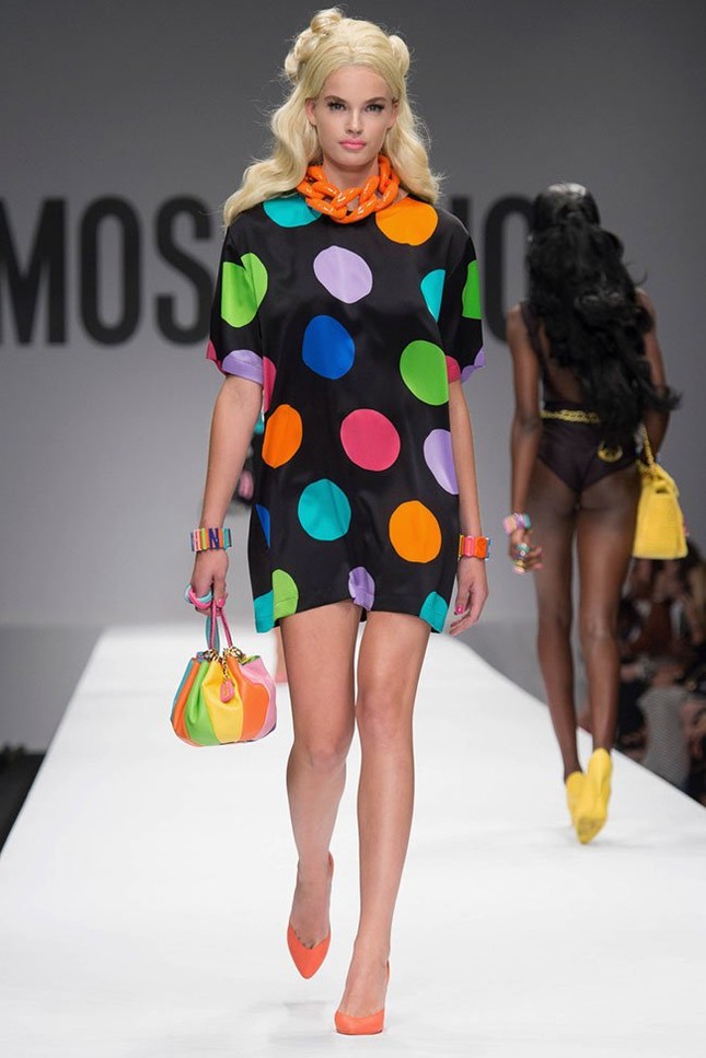 Moschino xuân hè 2015: Những cô búp bê Barbie rực rỡ ảnh 19