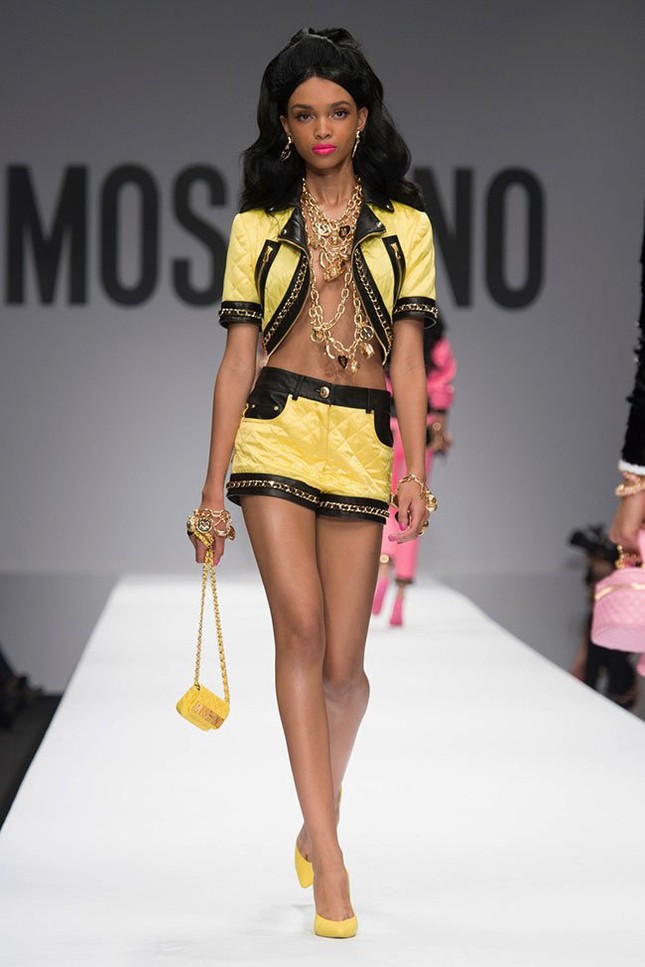 Moschino xuân hè 2015: Những cô búp bê Barbie rực rỡ ảnh 20