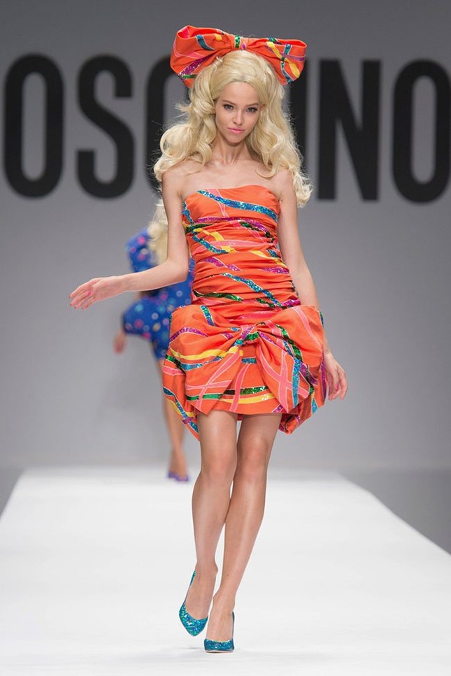 Moschino xuân hè 2015: Những cô búp bê Barbie rực rỡ ảnh 27