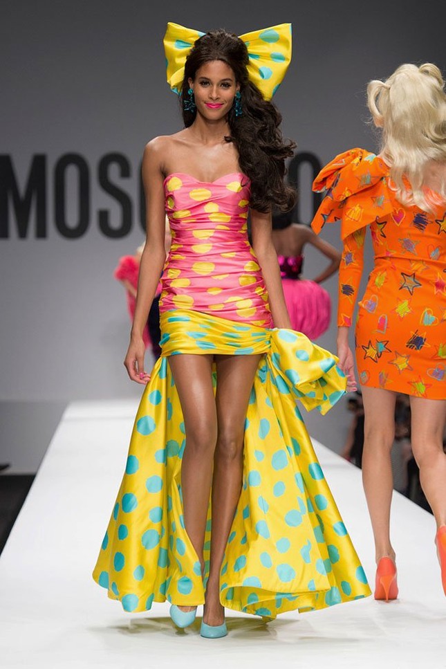 Moschino xuân hè 2015: Những cô búp bê Barbie rực rỡ ảnh 29