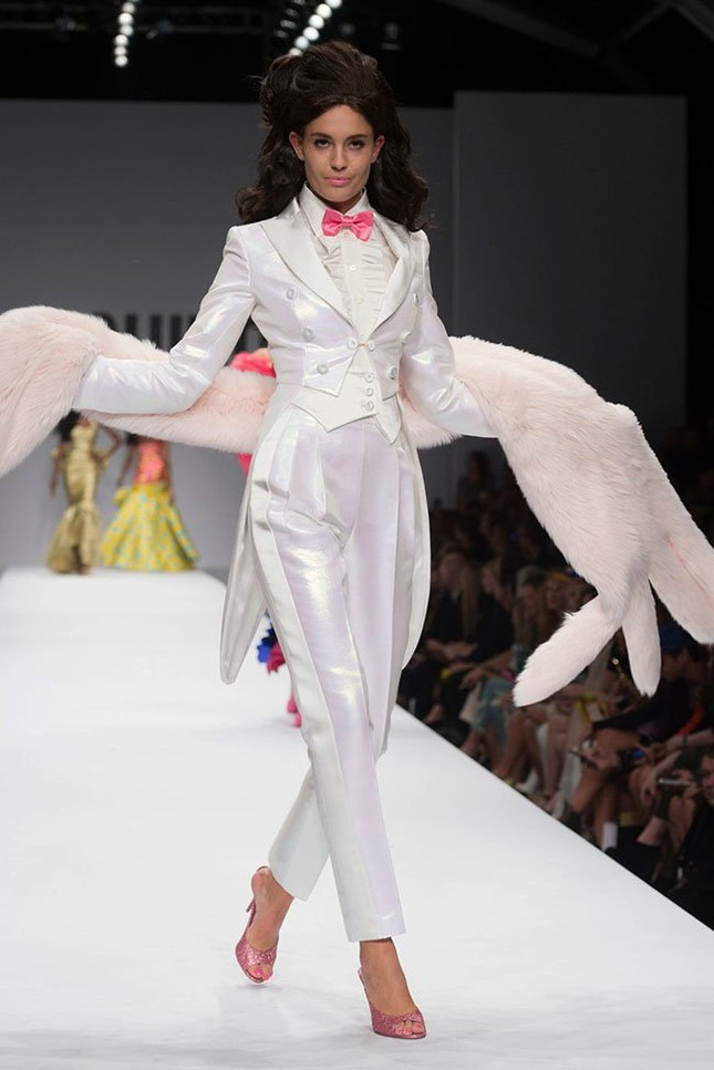 Moschino xuân hè 2015: Những cô búp bê Barbie rực rỡ ảnh 31