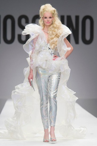 Moschino xuân hè 2015: Những cô búp bê Barbie rực rỡ ảnh 33