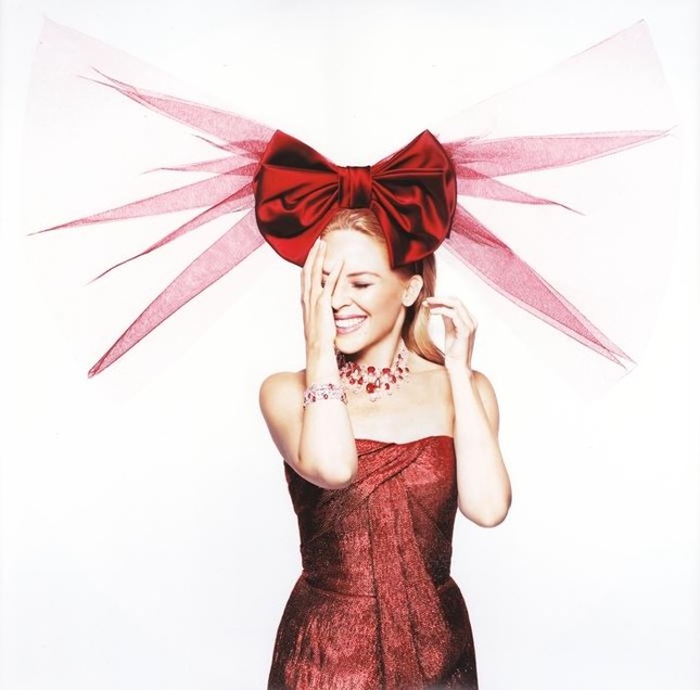 Kylie Minogue biến thành món quà Giáng sinh gợi cảm ảnh 5