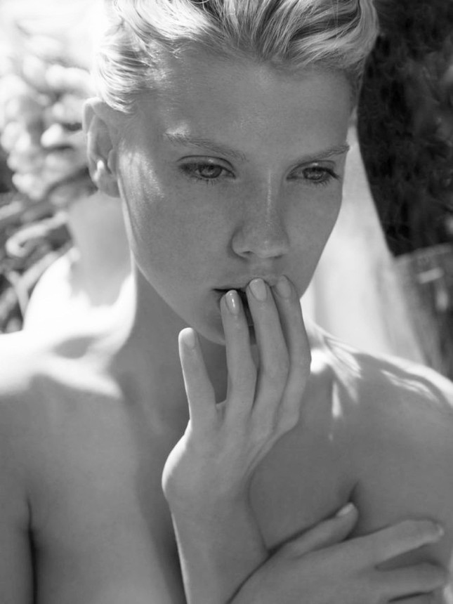 Charlotte McKinney hoang dã, trễ nải trong bộ ảnh đen trắng ảnh 4